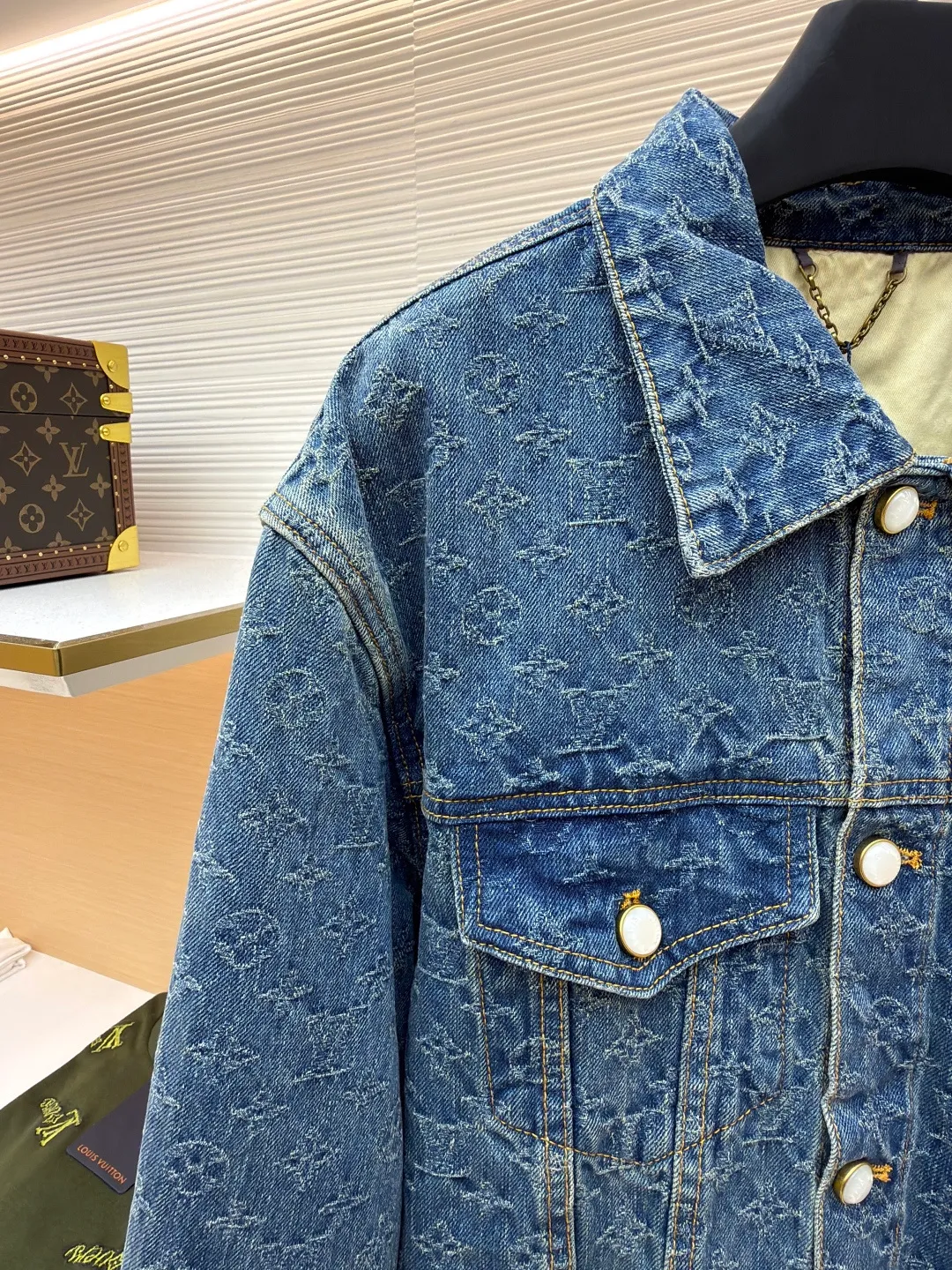 LOUIS VUITTON presbyopia jacquard denim jacket ●Original version: purchased and developed by 16989 ●Item number: 1680891- ●Material: denim fabric ●Technology: full-width jacquard production ●Version: fitted version ●Weight: about 995 grams ●Size: 46-48-50-52 ●Description: This skateboard denim jacket has an all-over contrasting Monogram jacquard texture, embellished with pearlescent buttons and pocket rivets, giving the casual skater silhouette a Dandy feel. Pair it with matching trousers for a trendy look, making it a perfect choice for every season. Monogram jacquard all over, Damier nubuck label at rear. The overall wiring is straight and delicate, the fabric is comfortable and soft, and the color is consistent without color difference. It can be matched with the same style to create a fashionable look and control various occasions. Customized accessories, complete with three standards, same style for men and women!